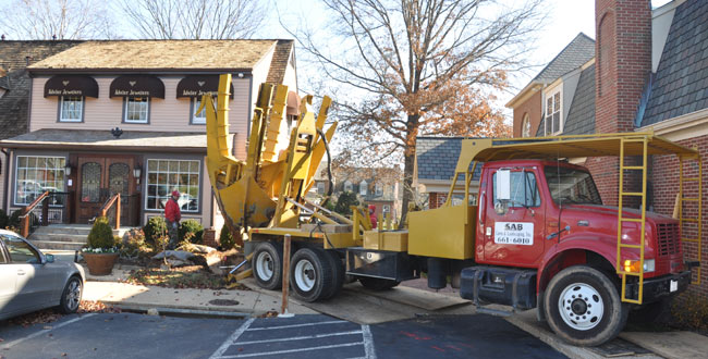 Image of tree installation truck at adeler jewelers