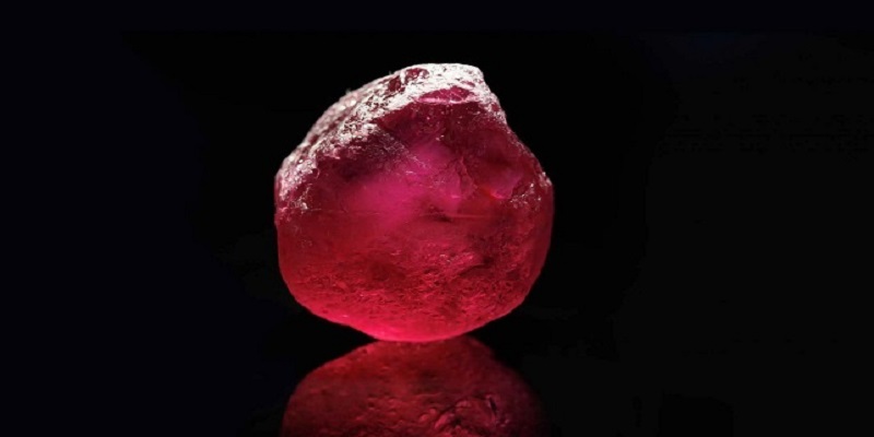 The Estrela de Fura ruby, is the largest ruby to ever come to auction.